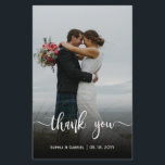 Budget Moderne Script Mariage Photo Carte de remer<br><div class="desc">Budget Moderne Main Écrite Mariage Photo Merci personnalisé abordable carte THIN à petit budget. Mariage moderne élégant merci modèle de carte postale avec une photo verticale complète sur le devant avec le texte superposé "Merci" dans une police de script de calligraphie en blanc sur l'image. ***VEUILLEZ NOTER! *** LE DOCUMENT...</div>