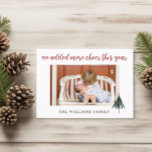 Budget Nouveau Bébé Nous avons ajouté plus de cart<br><div class="desc">Annoncez à toute votre famille et à tous vos amis que vous avez ajouté plus de joie cette année avec cette jolie carte de noël photo. Personnalisez avec 1 photo sur le devant et 3 photos sur le dos avec toutes les informations sur votre état de naissance. Visitez ma collection...</div>