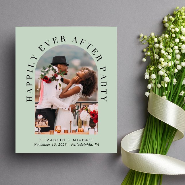 Budget Photo Sage Vert Mariage Accueil Invitation (Celebrate your love story with an invitation showcasing your favorite photo in an elegant arch frame)