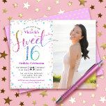 Budget Photo Sweet 16 Parties scintillant arc-en-c<br><div class="desc">"Bonne Douce 16". Envoyez cette invitation étonnante, pétillante, girly, festive, moderne, personnalisée, budget photo fête pour un événement à retenir. Parties scintillant arc-en-ciel typographie et festive turquoise, violet rose et d'or confetti, superposer un arrière - plan blanc sur la moitié gauche de la carte. Une photo d'anniversaire est sur la...</div>