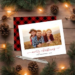 BUDGET Red Buffalo Plaid Script Photo de Noël<br><div class="desc">BUDGET Red Buffalo Plaid Script Joyeux Noël Photo Holiday Card avec votre photo préférée et un script simple mais élégant Joyeux Noël salutation. Le dos est orné d'un chèque en plastique de buffle festif et rustique en rouge d'hiver. Parfait pour vos cartes de fin de année cette année ! **Notre...</div>