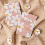 Budget Retro Daisy Boho Super fille fête d'anniver<br><div class="desc">Célébrez leur prochain jalon avec ce design amusant des années 70 avec le nom de la fille d'anniversaire dans la typographie de police grand et super avec son âge en dessous dans l'écriture moderne. Il y a des fleurs de marguerite blanches sur un arrière - plan rose-roux. Ces invitations à...</div>