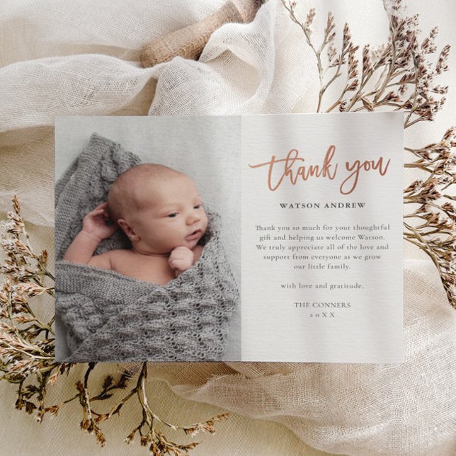 Budget Script Photo Carte de remerciements bébé (Modern script rose gold photo baby thank you card in ivory.)