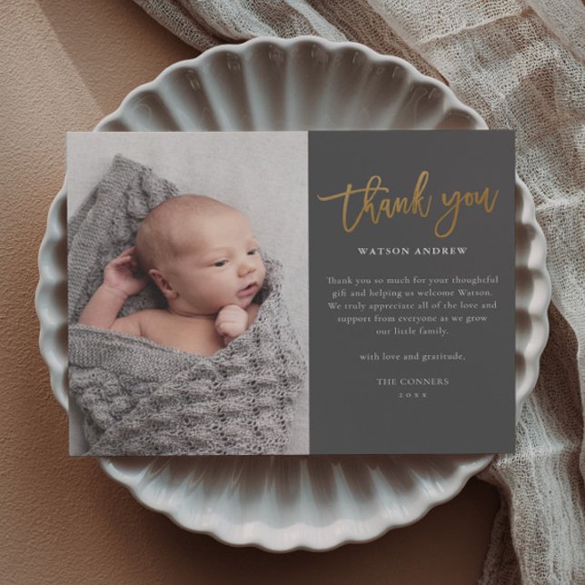 Budget Script Photo Carte de remerciements bébé (Modern gold script budget baby photo thank you cards.)