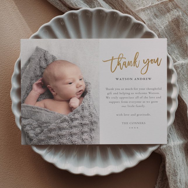 Budget Script Photo Carte de remerciements bébé (Modern gold script budget baby photo thank you cards.)