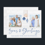 Budget Seas et salutations Beach Wood Holiday Phot<br><div class="desc">Budget Seas et salutations Ornement de coquillages sur le bois côtier Fête de Noël Cartes de poste de Noël avec des ornements de coquillages bleu marine et sable tan de l'océan accrochés à la corde de jute de voile sur le bois de shiplap côtier avec élégante typographie. Ajoutez deux de...</div>