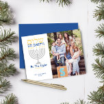 Budget Shalom Paix sur Terre Hanoukka Photo<br><div class="desc">Budget Shalom Peace on Earth Hanoukka Carte photo de vacances Soyez la lumière ! Envoyez cette carte à vos amis et à votre famille ce jour férié, et réchauffez leur esprit de lumière. Ménorah d'argent avec le texte bleu et or de Shalom (en hébreu) sur la Terre. Facile à customiser...</div>