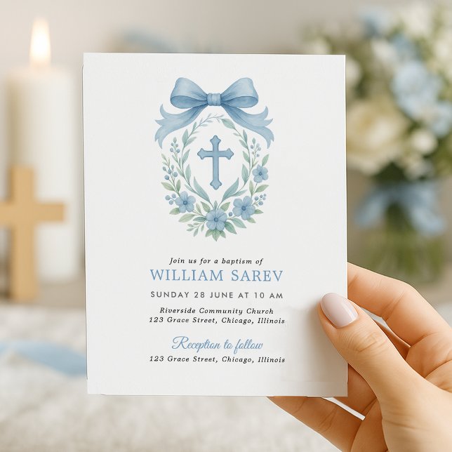 Budget Simple Blue Boy Baptême Invitation avec Bow (Elegant boy baptism invite with blue bow and floral cross – held in hand near candlelight)
