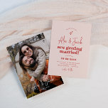 Budget Super Étincelle les années 70 rose et rouge<br><div class="desc">Une faire-part de mariage amusante et funky. L'avant de cette carte budgétaire est ornée d'un arrière - plan rose crème avec une typographie rouge cerise. Les noms du couple sont écrits dans un script moderne de style écriture manuscrite en lettres de police avec "se marient" dans la typographie rétro super....</div>