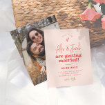 Budget Super Étincelle les années 70 rose et rouge<br><div class="desc">Une faire-part de mariage amusante et funky. L'avant de cette carte budgétaire est ornée d'un arrière - plan rose crème avec une typographie rouge cerise. Les noms du couple sont écrits dans un script moderne de style écriture manuscrite en lettres de police avec "se marient" dans la typographie rétro super....</div>