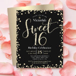 Budget Sweet 16 Black Gold Parties scintillant Chi<br><div class="desc">"Bonne Douce 16". Envoyez cette invitation étonnante, pétillante, girly, festive, moderne, personnalisée, budget personnalisé pour un événement à retenir. La typographie de script de parties scintillant d'or et les confettis superposent un arrière - plan noir. Un arrière - plan en feuille d'or brossé est sur le dos. Personnalisez le texte...</div>
