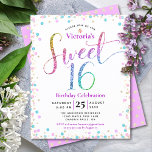 Budget Sweet 16 Rainbow Parties scintillant Confet<br><div class="desc">"Bonne Douce 16". Envoyez cette invitation étonnante, pétillante, girly, festive, moderne, personnalisée, budget personnalisé pour un événement à retenir. La typographie de script de parties scintillant arc-en-ciel, ainsi que les festifs confettis turquoise, rose violet et or, recouvre un arrière - plan blanc. Un motif à points de parties scintillant d'or...</div>