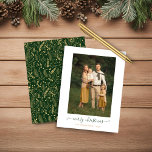 BUDGET Vert or simple Joyeux Noël photo<br><div class="desc">BUDGET Green Gold Simple Script Modern Joyeux Noël Photo Carte de vacances avec vos photos préférées et un script simple mais élégant Joyeux voeux de Noël. Le dos est orné d'un motif festif mais élégant de feuilles en feuille d'or, de pins et d'autres plantes botaniques d'hiver sur un arrière -...</div>