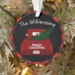 Buffalo Check Camion Vintage Personnalisé<br><div class="desc">Passez vos halls avec des chèques de buffles ! Cet ornement de Noël personnalisé dispose d'un camion vintage rouge fraîchement sorti de la ferme des arbres de Noël! Ornament a une bordure de chevalet noir et rouge tendance. Le pick-up a les mots Joyeux Noël sur la porte arrière et le...</div>