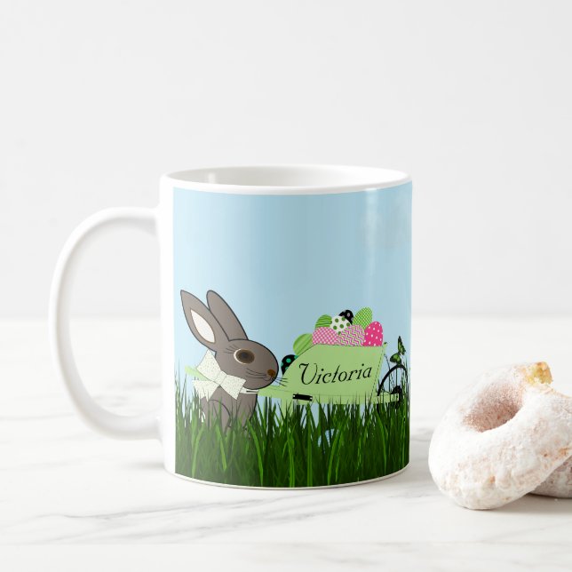 Bunny de Pâques w Wheelbarrow of Eggs Coffee Mug (Avec donut)