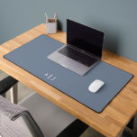 Bureau minimaliste Dusty Bleu Deux Monogrammes<br><div class="desc">Minimaliste Dusty Blue Deux Monogrammes Bureau Mat parfait comme cadeau à votre ami,  collègue,  patron ou employés.</div>