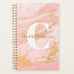 Bureau personnalisé en marbre blush et or non daté<br><div class="desc">Ce planificateur élégant et démodé présente un design chic en marbre rose et faux or avec un monogramme blanc audacieux et une élégante superposition de nom de script. Idéal pour organiser des horaires scolaires, des tâches de bureau ou des objectifs personnels avec une touche de glamour. Un cadeau parfait pour...</div>