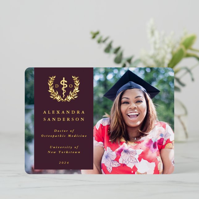 Burgundy DO Asclepius Faire-part de graduation (Debout devant)