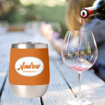 Burnt Orange Styliszed Mariage Nom du Groomsman<br><div class="desc">Offrez à votre toiletteur mariage ce croustillant en acier inoxydable tendance et personnalisé avec son nom en écriture stylisée dans un design blanc et ovale. La couleur et le script de l'Arrière - plan est une orange brûlée. Personnalisez votre cave à vin en éditant et en remplaçant le nom par...</div>