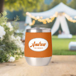 Burnt Orange Styliszed Mariage Nom du Groomsman<br><div class="desc">Offrez à votre toiletteur mariage ce croustillant en acier inoxydable tendance et personnalisé avec son nom en écriture stylisée dans un design blanc et ovale. La couleur et le script de l'Arrière - plan est une orange brûlée. Personnalisez votre cave à vin en éditant et en remplaçant le nom par...</div>