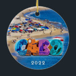 Cabo's Medano Beach, Ornement en céramique<br><div class="desc">La plage de Medano de Cabo est dotée de parasols colorés et d'un beau temps. Les condominiums et le phare rouge et blanc entourent les quais.</div>