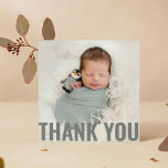 Cadeau bébé Merci moderne Baby shower nouveau-né<br><div class="desc">Baby Gift Modern Merci Nouveau-né Baby shower Merci Cartes présente votre photo préférée avec le texte "Merci" dans élégant script gris moderne sur le devant et une photo supplémentaire et votre message personnalisé sur le verso. Personnalisez en modifiant le texte dans les zones de texte fournies. CONSEIL PHOTO : centre...</div>