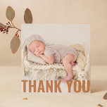 Cadeau bébé Merci moderne Baby shower nouveau-né<br><div class="desc">Baby Gift Modern Merci Nouveau-né Baby shower Merci Cartes contient votre photo préférée avec le texte "Merci" dans élégant script brun moderne sur le devant et une photo supplémentaire et votre message personnalisé sur le verso. Personnalisez en modifiant le texte dans les zones de texte fournies. CONSEIL PHOTO : centre...</div>