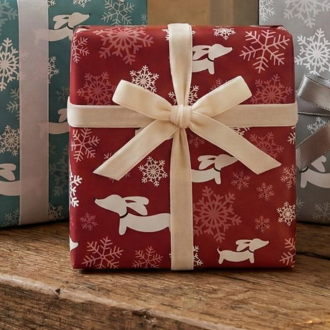 Cadeau Dachshund Snowflakes Red Wrapper Papier Noël (Red dachshund snowflakes and wiener dog wrapping paper)