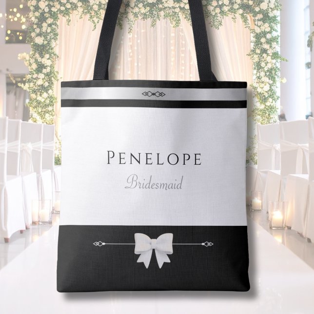 Cadeau de Demoiselle d'Honneur Moderne | Sac Fourr (Elegant personalized Bridesmaid gift tote bag featuring luxury typography in a bridal suite)