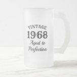 Cadeau de tasse à bière personnalisé vintage pour<br><div class="desc">Cadeau vintage de tasse à bière gelée pour l'anniversaire des hommes. Personnalisé 50e anniversaire de fête mason jar mug cadeau. Bouteille de bière personnalisée pour hommes et femmes. Citation amusante typographie design modèle. 1968 Âgé à la perfection ! Verre de boisson mignonne pour bonbons, boissons alcoolisées et autres choses. Amusez-vous...</div>