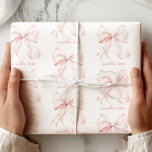 Cadeau Élégant papier d'enveloppement de la cave rose<br><div class="desc">Ajoutez une touche de sophistication à votre don avec ce papier d'enveloppement élégant pour caissons roses. Avec ses arcs roses doux et délicats,  joliment disposés sur un arrière - plan blanc,  ce design est parfait pour les douches,  les anniversaires et autres occasions spéciales.</div>