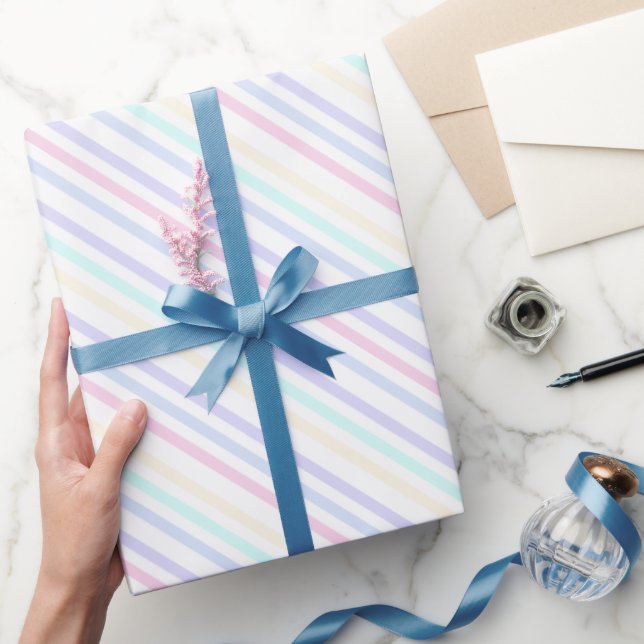 Cadeau Envelopper le papier à une fête d'anniversaire mag (Cadeaux)
