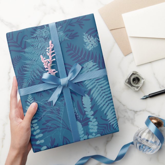 Cadeau Fougères dans du papier d'emballage bleu  (Cadeaux)