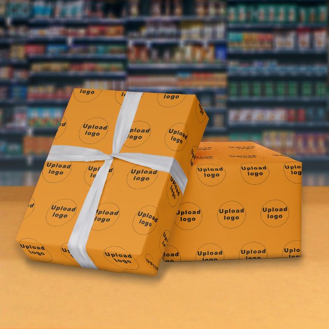Cadeau Logo d'entreprise sans faille Papier d'enveloppeme (Seamless pattern of your business logo on orange color wrapping paper.)