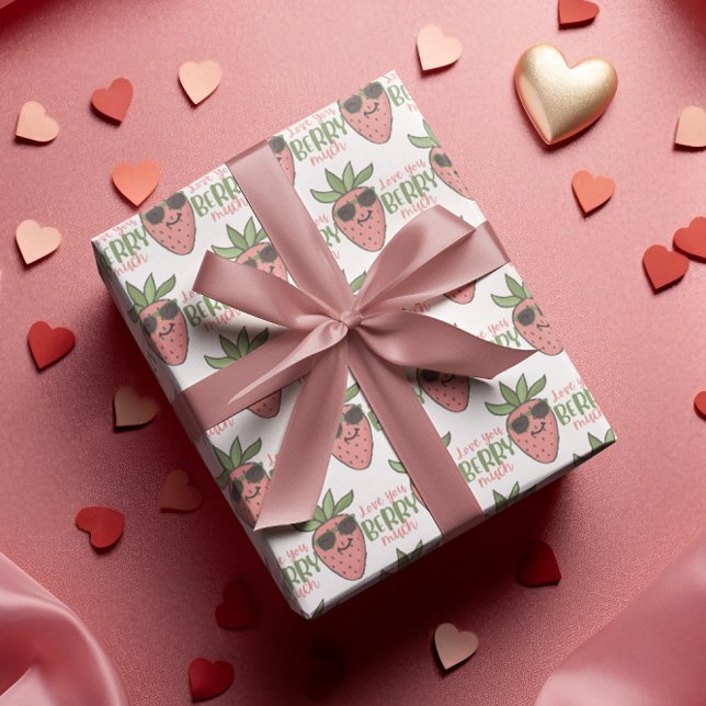 Cadeau Love You Berry beaucoup de papier enveloppant (Let someone know that you love them, "berry much" with this cute strawberry wrapping paper! )
