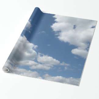 Cadeau Nuages contre un papier d'emballage de ciel bleu