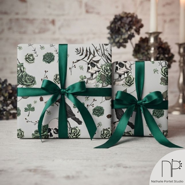 Cadeau Papier d'emballage de la Saint-Patrick Roses Crâne (Hand-drawn green skull roses and clover St Patricks Day wrapping paper for alternative edgy gifts.)