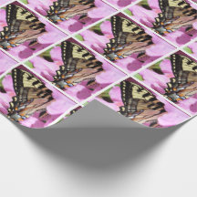 Papier d'emballage de papillon avec la fleur rose