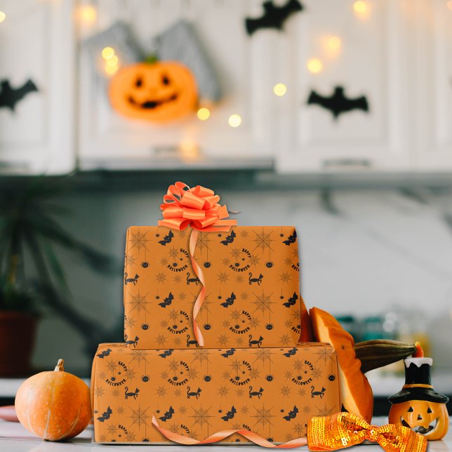 Cadeau Papier d'enveloppement noir et orange d'Halloween (Halloween Black & Orange Traditional Wrapping Paper with black cats, cobwebs, spiders and bats.)