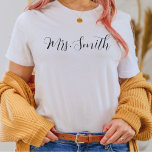 Cadeau personnalisé Mme T-Shirt pour une mariée<br><div class="desc">Personnalisée Mme T-Shirt,  Mme Custom Nom de famille Chemise,  Mariée à être cadeau,  Cadeau nuptiale personnalisé,  Futur Mme,  Cadeau pour mariée,  Chemise nuptiale</div>