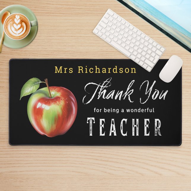 Cadeau Personnalisé pour Enseignant Tableau Noir P (A personalized desk mat to show appreciation to a teacher, with custom name and rosy apple picture)