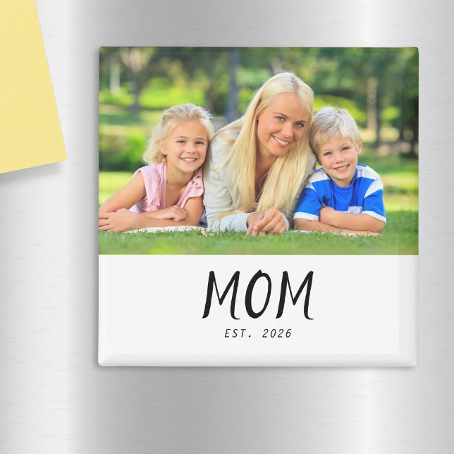 Cadeau Photo Magnet pour Maman (A magnet with "Mom Est. 2026" text and custom photo)