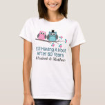 Cadeau pour le soixantième T-shirt d'anniversaire<br><div class="desc">Cette paire mignonne de hiboux avec l'expression ayant toujours une huée après 60 ans est une grande idée de cadeau pour un soixantième cadeau d'anniversaire de mariage. Fait un grand soixantième cadeau d'anniversaire pour elle ou lui avec les noms personnalisés par couples heureux.</div>