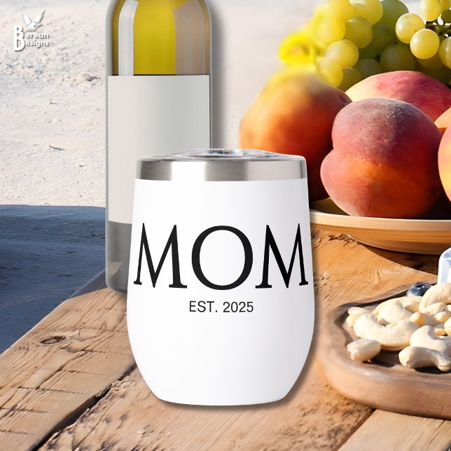 Cadeau pour nouvelle maman Maman établie  (Mom Established wine tumbler with classic black caps typography and custom text. Add the year.)