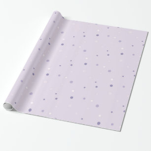Cadeau teintes de points violets enveloppant du papier