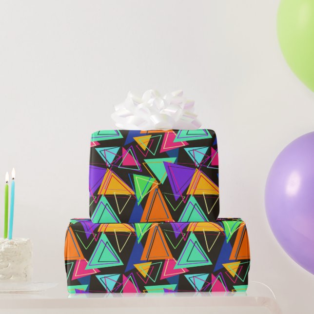 Cadeau Triangles Dans Papier D'Enveloppement De Couleurs (Cadeaux de fête)