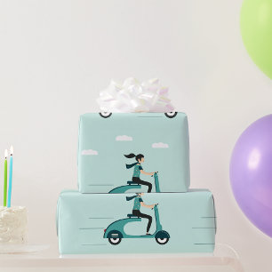 Cadeau Une Femme Sur Un Papier À Envelopper De Scooter