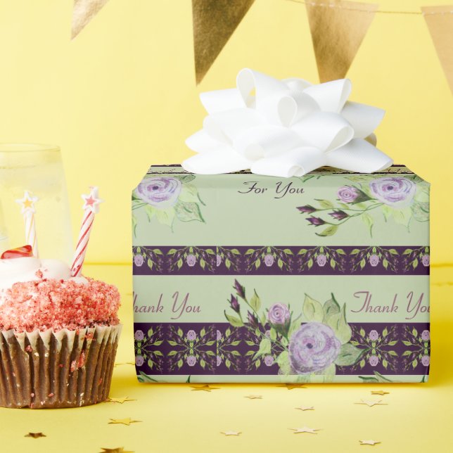 Cadeau Violet foncé avec papier d'enveloppement mauve (Fête d'anniversaire)