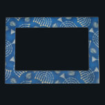 Cadre Magnétique Chanukah Chanukah<br><div class="desc">5" x 7" cadre magnétique avec une image des dreidels argentés et des menorahs argentés allumés sur le bleu. Tient un 4" x 6" photo. See assortissant l'aimant carré. Voyez la collection entière d'aimant de Hanoukka dans la section de VACANCES.</div>