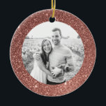 Cadre Parties scintillant rose Fête Ornement de No<br><div class="desc">Un cadre moderne de parties scintillant d'or rose scintille et brille sur ce ornement de Noël personnalisé avec votre photo personnelle sur un côté et texte modèle facilement customisé sur le dos. Commémorez l'année avec ce ornement personnalisé ou donnez à la famille comme un souvenir unique de vacances.</div>